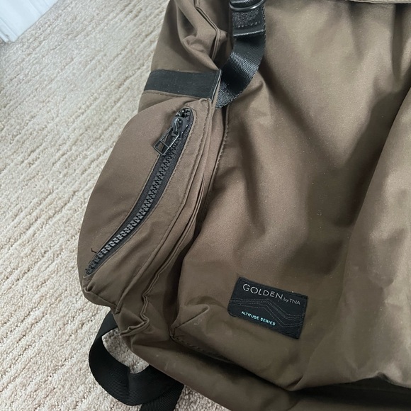 Artizia Golden by TNA altitude backpack - Shaw bag in olive army green - Picture 4 of 13